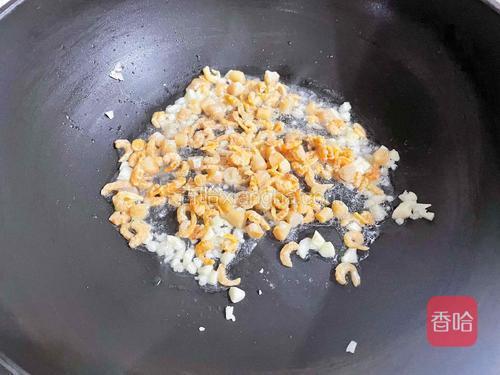 加入干贝和虾米，爆香