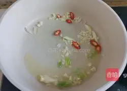Illustration of how to stir-fry white jade mushrooms and lettuce 5