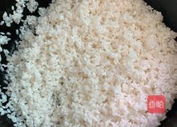 广式腊味煲仔饭的做法图解3