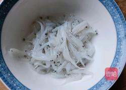 银鱼炒蛋的做法图解1