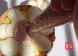 Illustration of how to make cream cupcakes 10