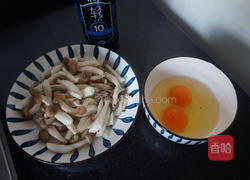 蟹味菇炒鸡蛋的做法图解1