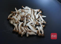 蟹味菇炒鸡蛋的做法图解3