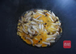 蟹味菇炒鸡蛋的做法图解5