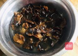 木耳西芹炒过油肉的做法图解2