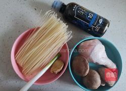 香菇鸡丁米线的做法图解1