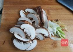 香菇鸡丁米线的做法图解3