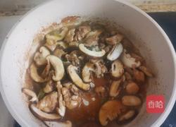 香菇鸡丁米线的做法图解9