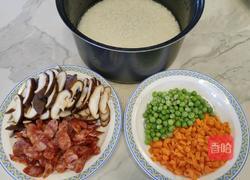 家常电饭煲版广式腊肠煲仔饭的做法图解1