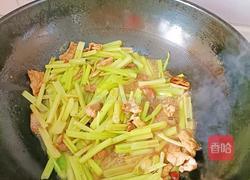 芹菜炒肉的做法图解4