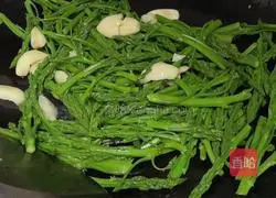 Illustration of how to stir-fry asparagus tips 6