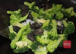 黑木耳炒西兰花的做法图解7