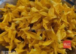 连翘花炒鸡蛋的做法图解2