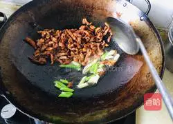 Illustration of how to make fried soybean sprouts and fried pork 5