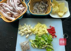 明虾鸡爪煲的做法图解1