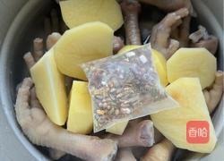 明虾鸡爪煲的做法图解4