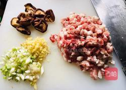 菠菜香菇炸酱面的做法图解1