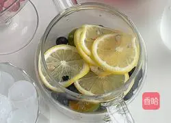 Illustration of how to make Sprite Green Orange Cranberry Drink 4