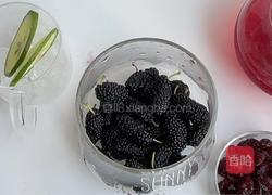 桑葚蔓越莓果汁饮的做法图解2