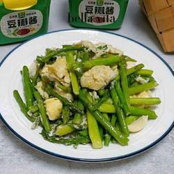 鸡蛋炒芦笋尖的做法[图]