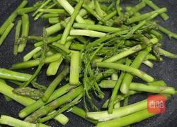 鸡蛋炒芦笋尖的做法图解1