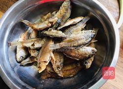 豆瓣酱烧小鲫鱼的做法图解3