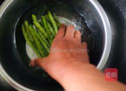 蒜香梅豆的做法图解1