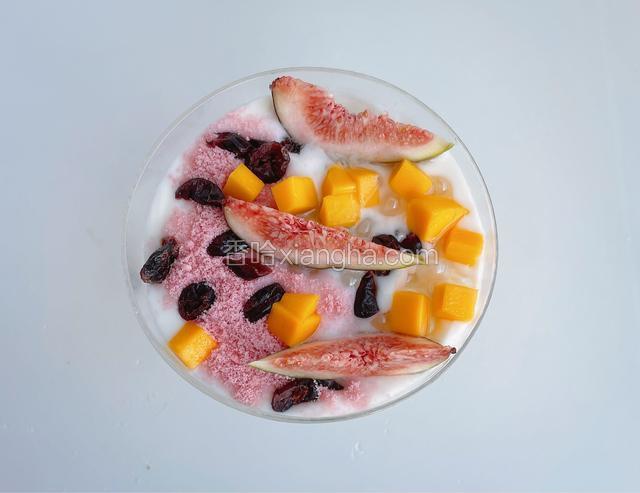 再铺上芒果粒