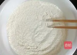 Illustration of how to make walnut and red date cakes 4