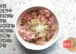 Illustration of how to make shrimp and lotus root clips 1