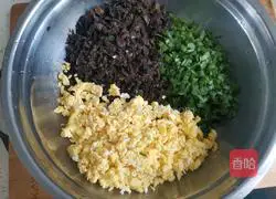 Illustration of how to make vegetarian three-fresh dumplings 4