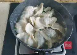 Illustration of how to make vegetarian Sanxian dumplings 12