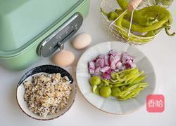 青椒炒谷物米饭的做法图解1