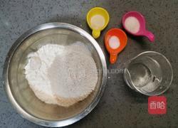 黑全麦馒头的做法图解1