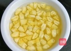 菠萝时蔬炒饭的做法图解2