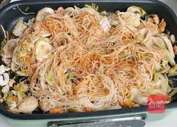 Illustration of how to make fried rice noodles 8