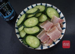 黄瓜炒咸肉的做法图解1