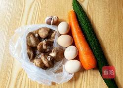 鸡蛋香菇炒时蔬的做法图解1
