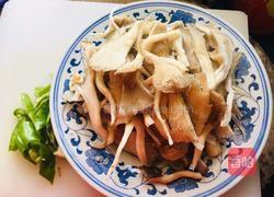平菇炒肉片的做法图解1