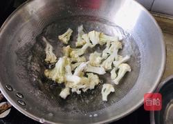 菜花炒肉丝的做法图解1