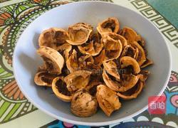 核桃壳煮鸡蛋的做法图解1