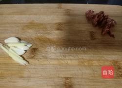 芹菜炒百合的做法图解1