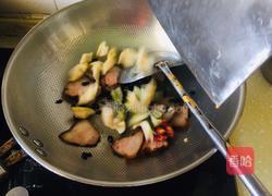 萝卜干炒腊肉的做法图解4