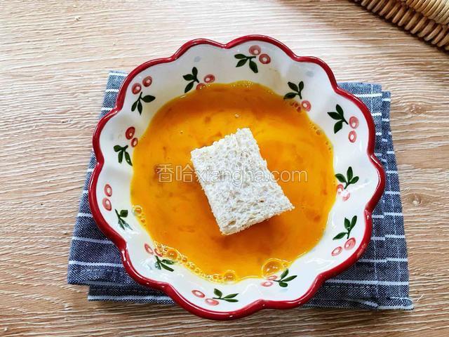 把吐司裏上蛋液