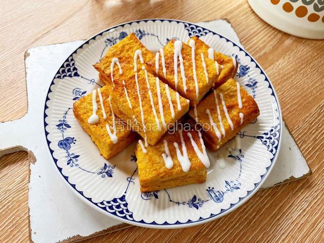 将酸奶盒子放入盘中，淋入酸奶