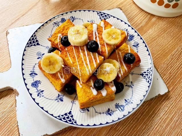 放入香蕉、蓝莓、薄荷即可