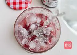 Illustration of how to make double berry popping bead ice drink 6