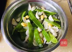 Illustration of how to make fried snow peas and lily and ginkgo almonds 1
