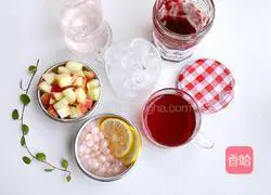 Illustration of how to make peach and raspberry drink 1