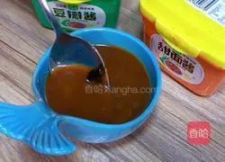 Illustration of how to make noodles with shredded pork in sauce 5